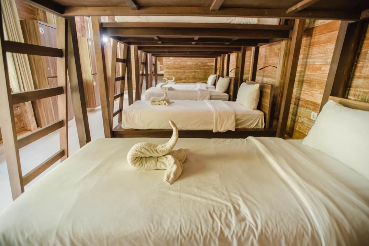 Acala Hostel & Reef Bar Toyapakeh Zewnętrze zdjęcie